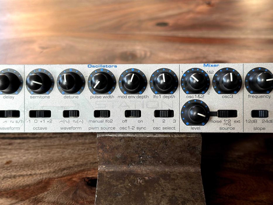 Novation A-Station silver - polifoniczny syntezator VA