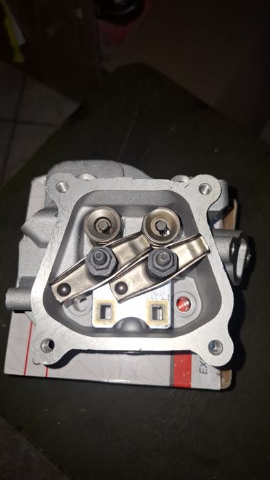 Головка блоку циліндрів генератора 168F у зборі (6,5 Hp).

Комплектуєт