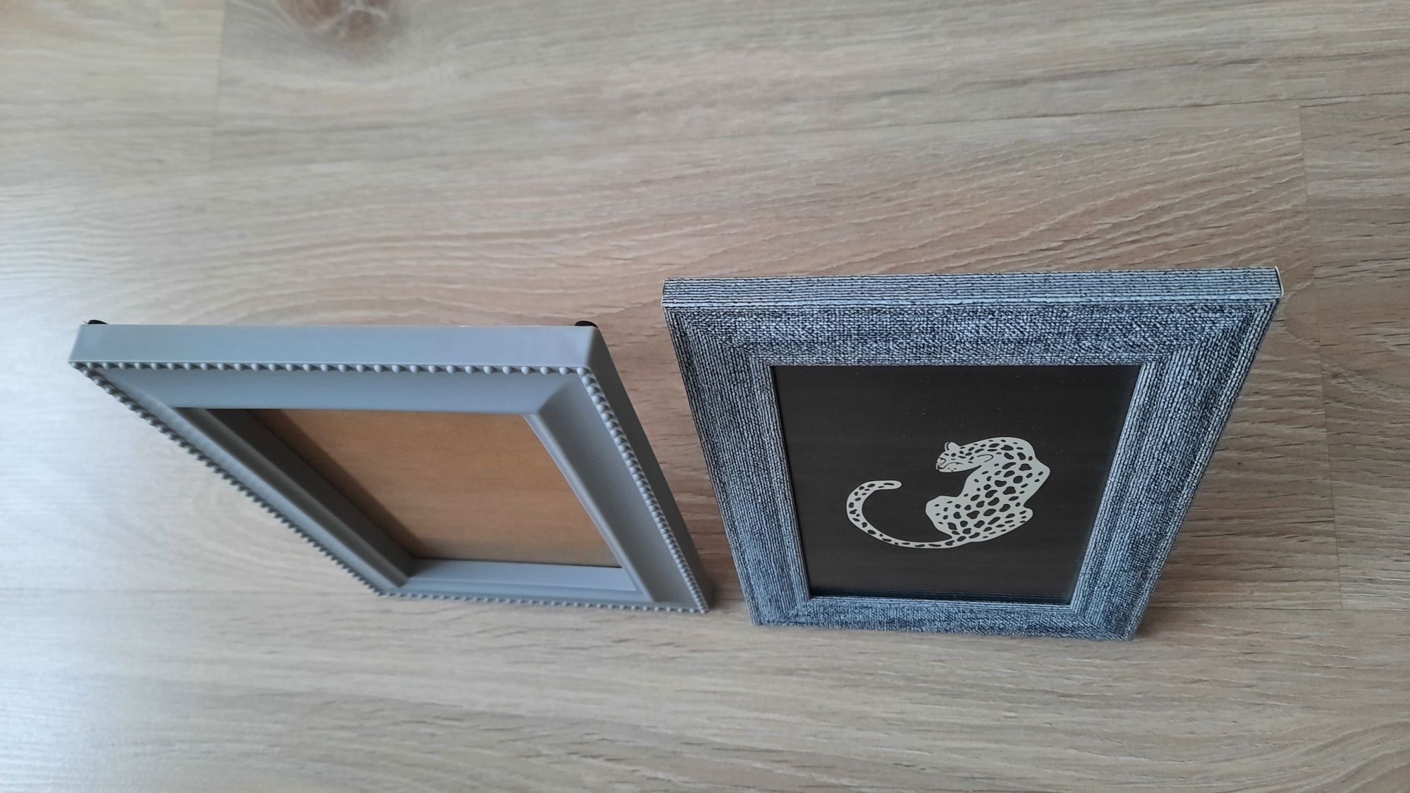 Dwie szare ramki na zdjęcia 10x15