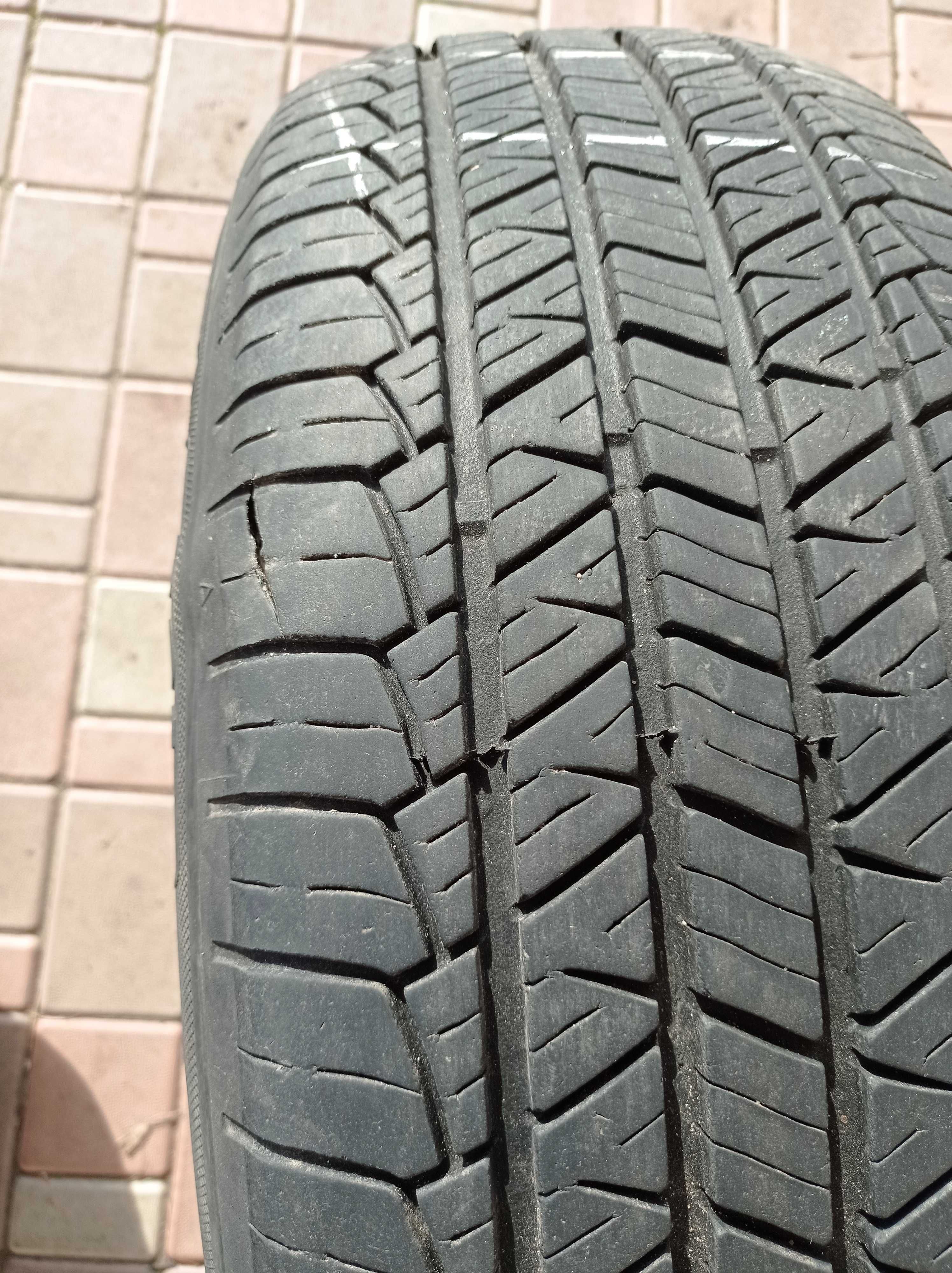 Продам шины б/У 2 шт. Taurus 701 SUV 215/65 R16 102H