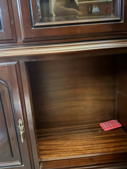 Cristaleira em mogno