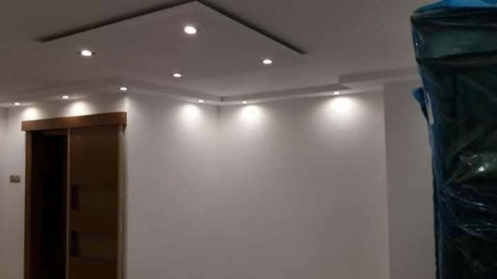 Wykończenia wnętrz, szpachlowanie i malowanie natryskowe agregatem.