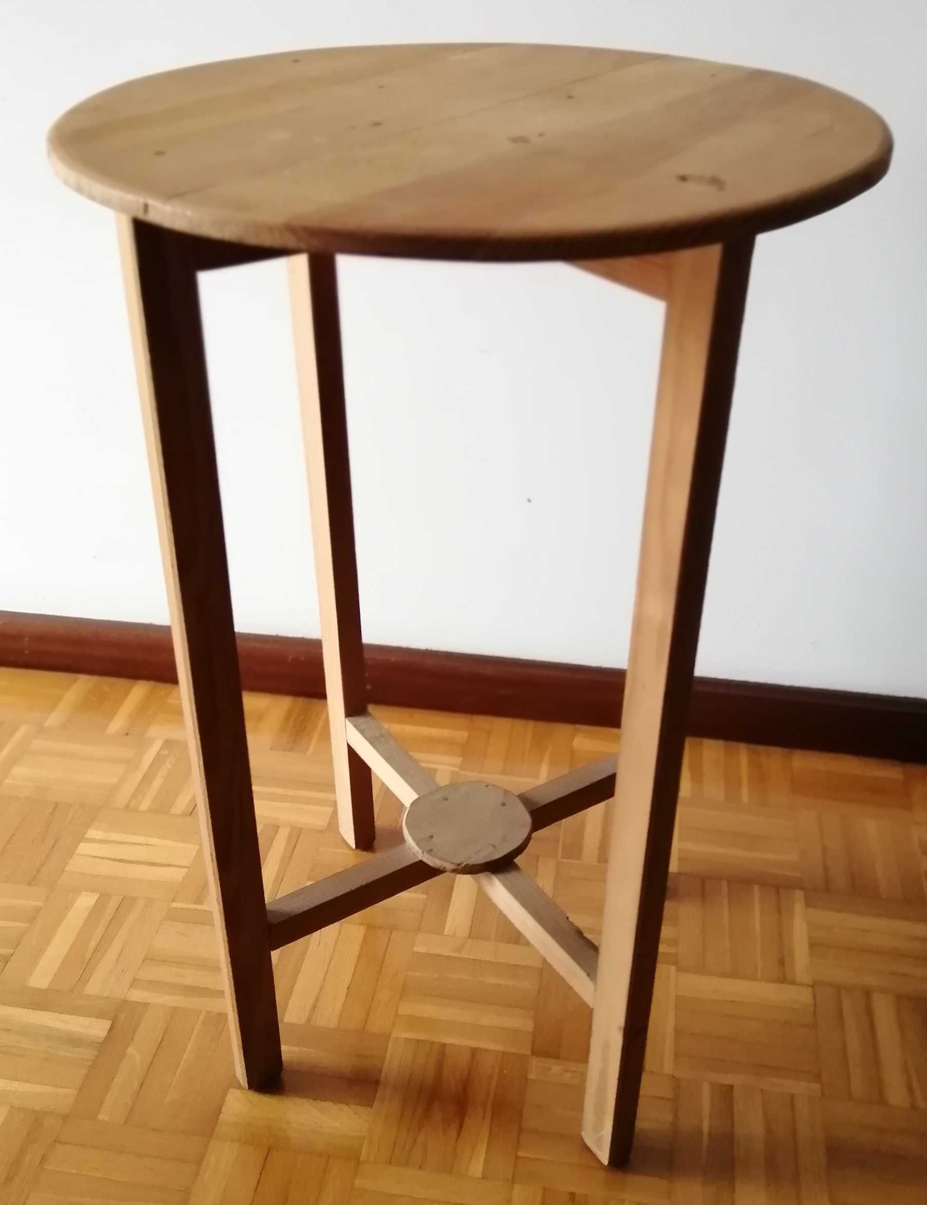 Mesa redonda em madeira