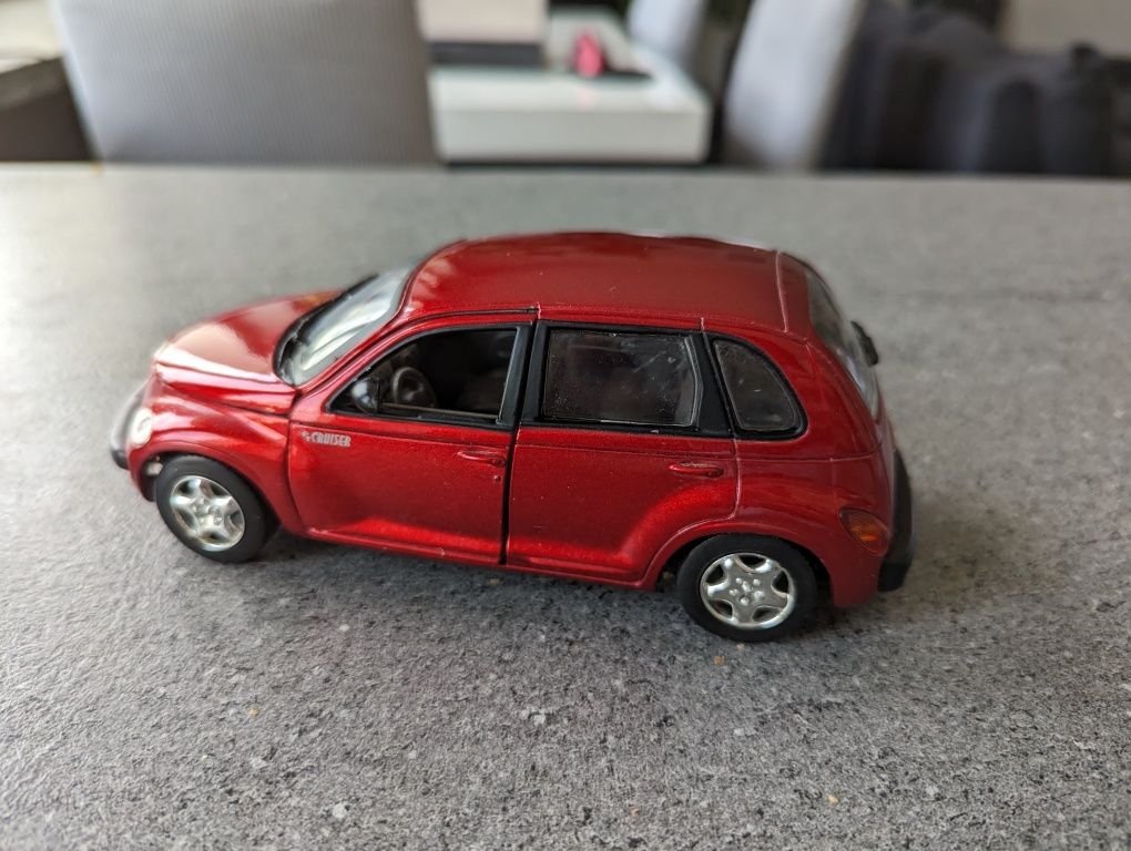 Chrysler pt Cruiser 2001 1:24 model czerwony stan db