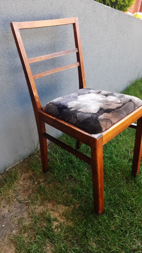 Kszesło drewniane tapicerowane