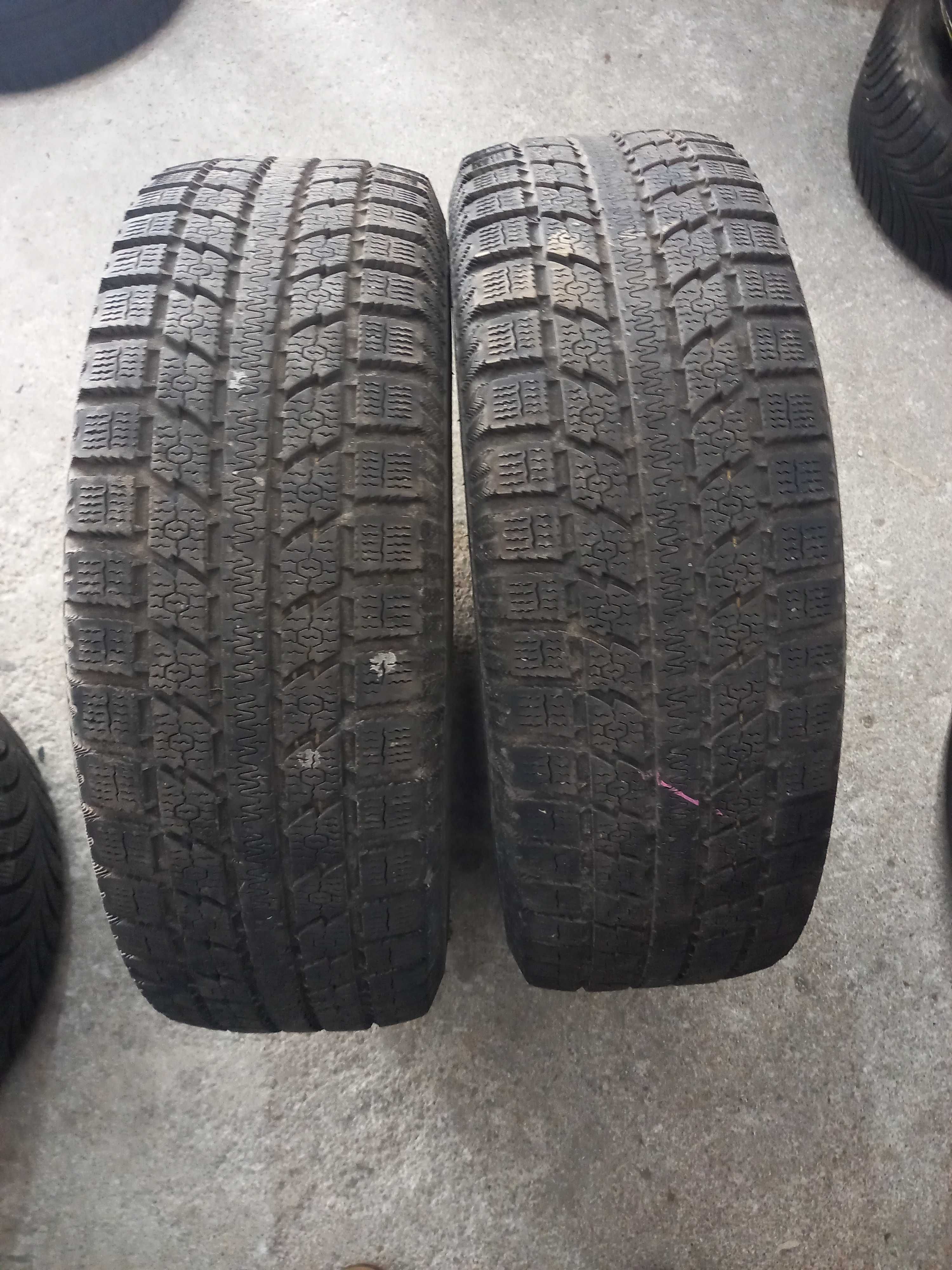 2 Pneus 205/70R15 4x4 Toyo seminovos