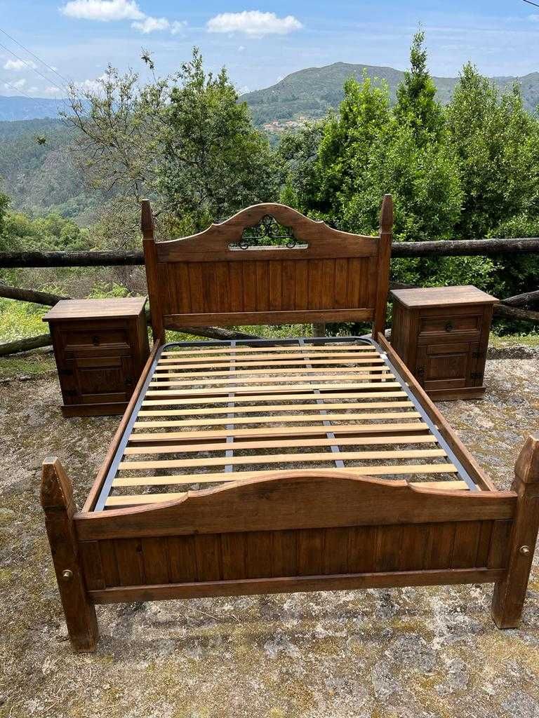 Cama de casal rústica de madeira.