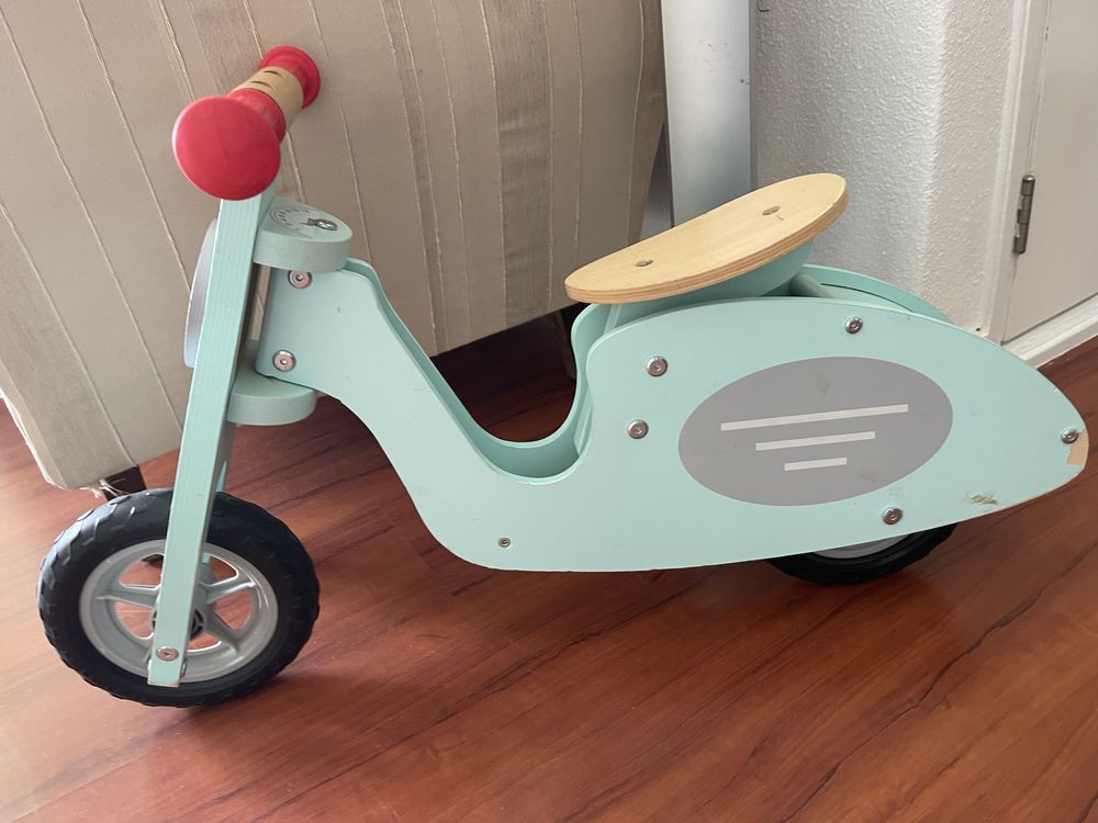 Brinquedo mota scotter madeira equilibrio