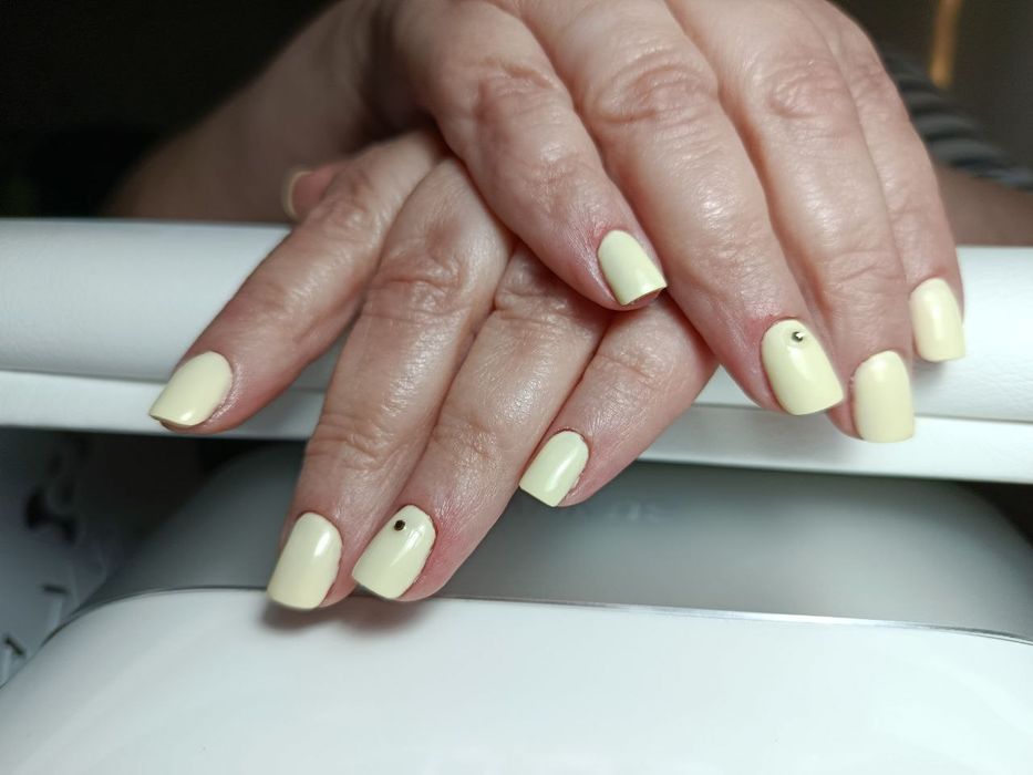 Майстер манікюру (чоловік) шукає моделей