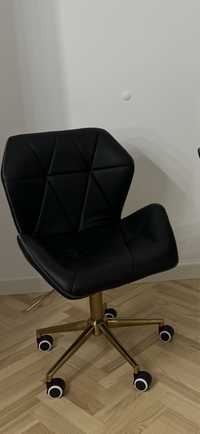 Krzeslo kosmetyczne na kolkach czarne zlote fotel ekoskora