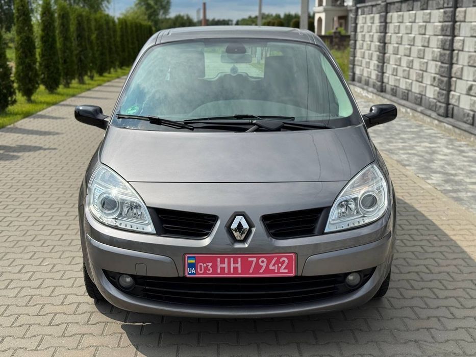 Хороший сімейний автомобіль Рено Сценік