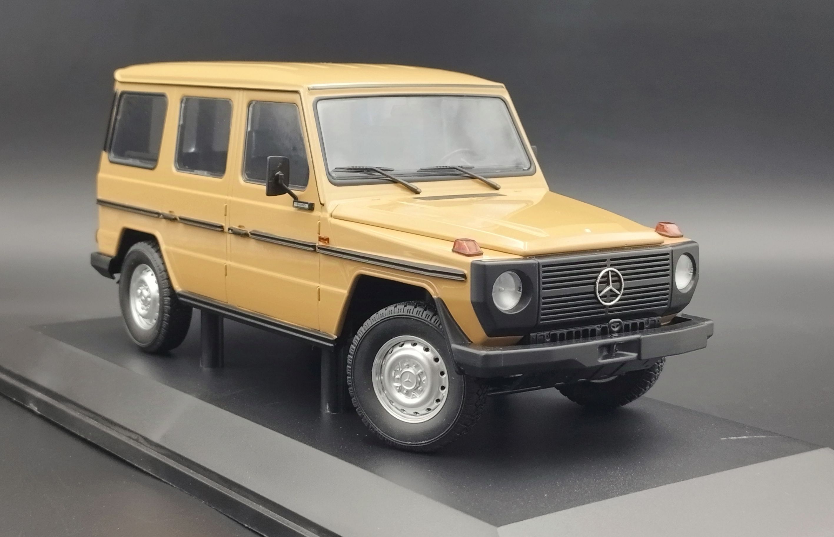 Mercedes Benz G-CLASS (W460) LWB 1980 1:18 Minichamps limit 1/504