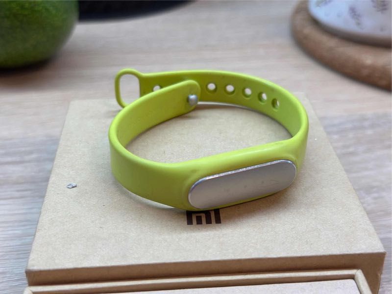 Opaska Xiaomi Mi Band 1 z zielonym paskiem – fitness tracker