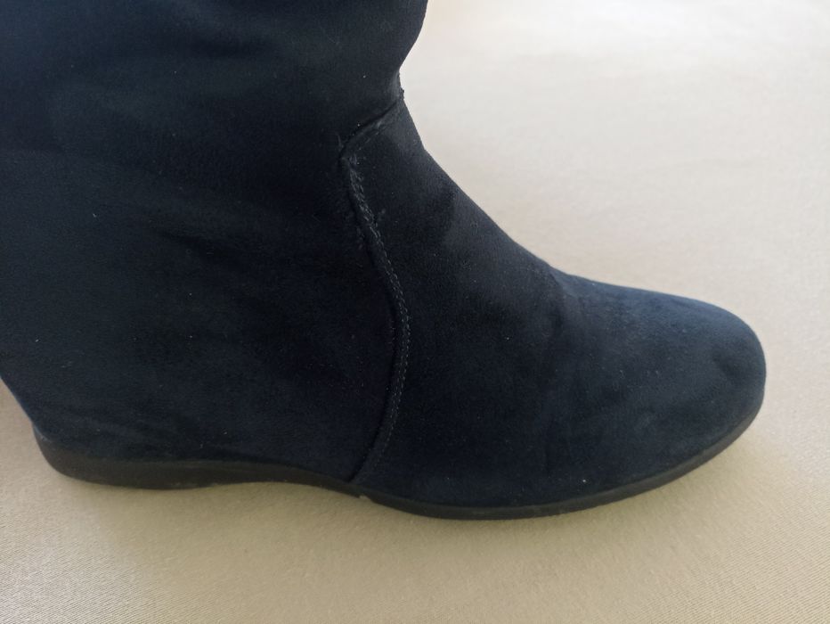 Sprzedam granatowe zamszowe kozaczki na koturnie.