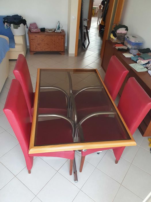 Mesa de refeição com cadeiras