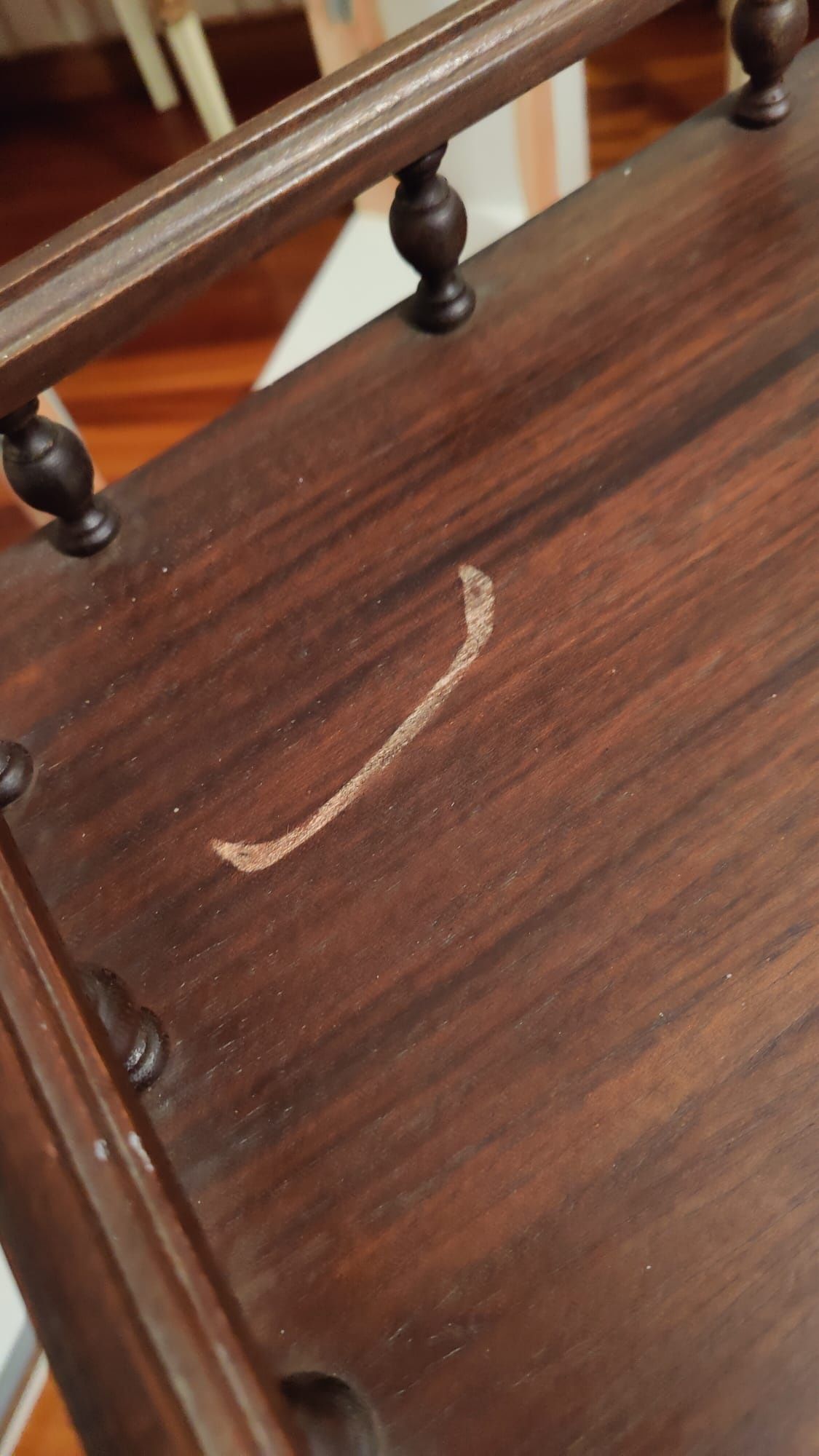 Mesa de apoio em madeira maciça