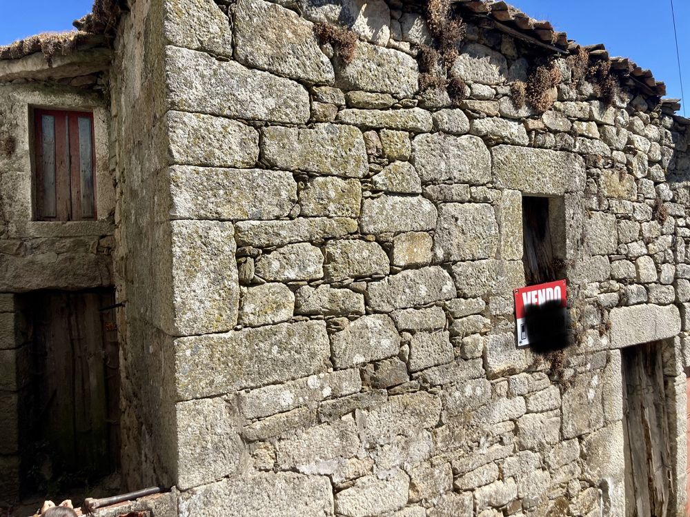 Casa em pedra para reconstrução em Avões - Lamego