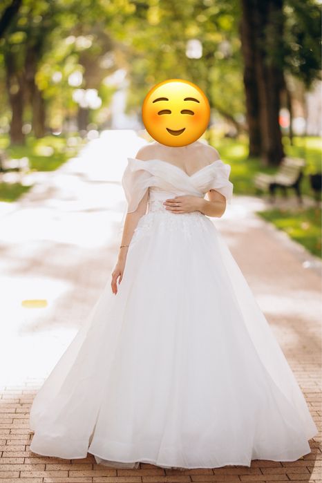 Весільна сукня.