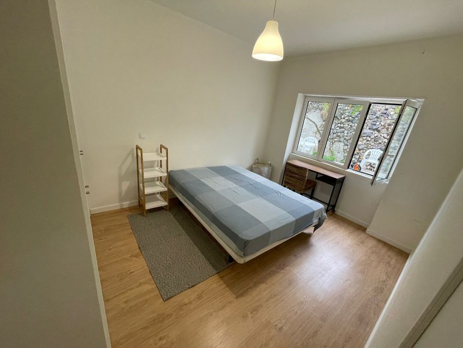Quarto para arrendar a solteira