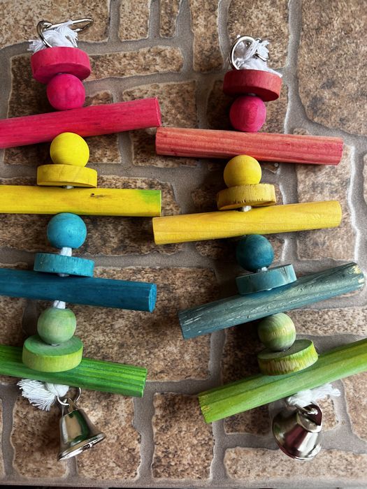 Zabawki drewniane dla papug