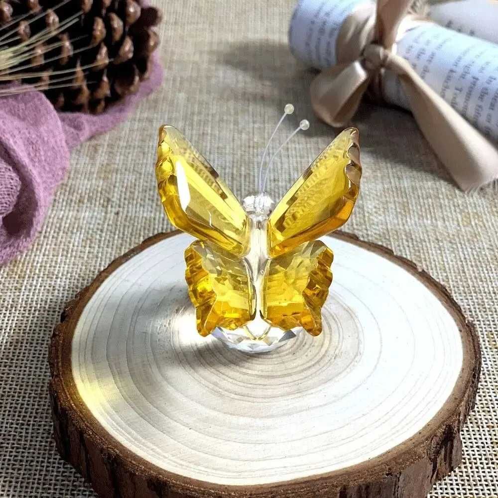 Kryształowy motyl na kryształowej kuli.