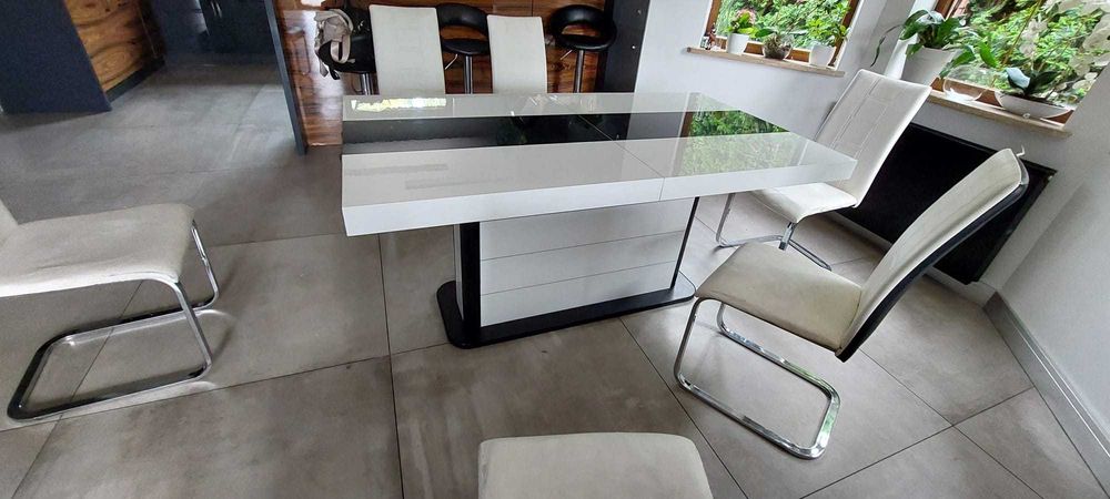 Komplet mebli w białym połysku. Stół, witryna i szafka RTV