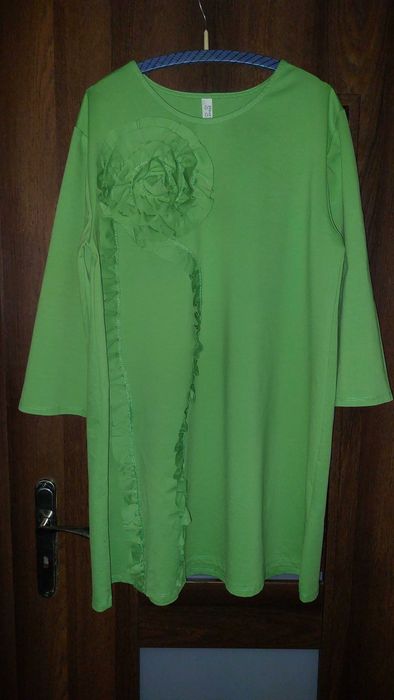 Suknia typu oversize XXL z efektownym zdobieniem