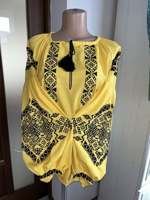 Великий розпродаж платтів і вишиванок