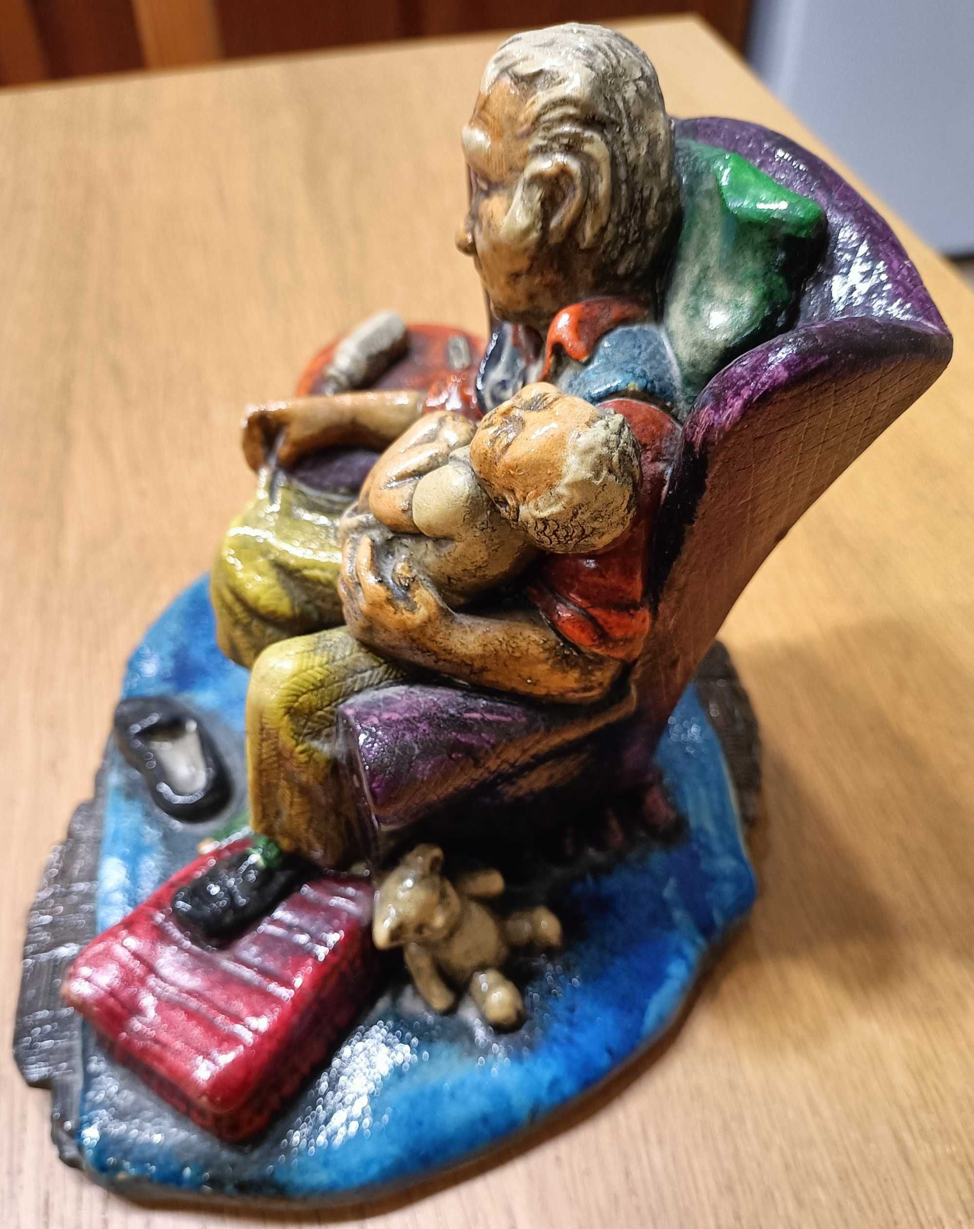 Estatueta antiga "Avô com neto ao colo"