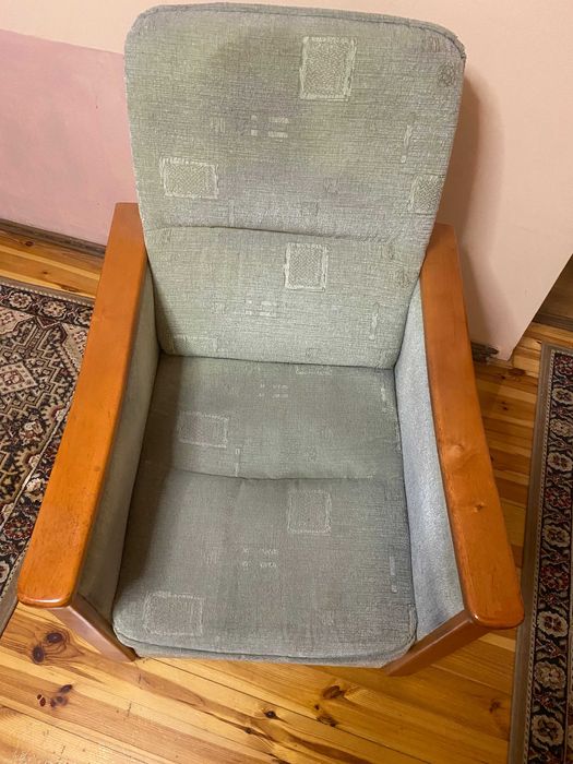Dwa fotele z solidnej  zielonej tkaniny z drewnianymi podłokietnikami