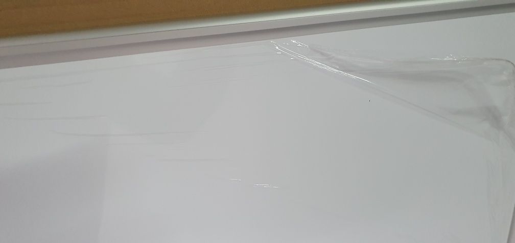 Sprzedam tablicę suchościeralną magnetyczną o wymiarach 180x120 cm.