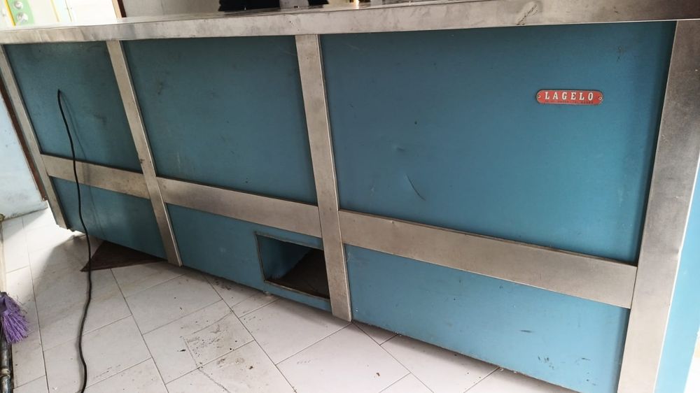 Balcão inox com banca. 3.05m em inox. Bom estado