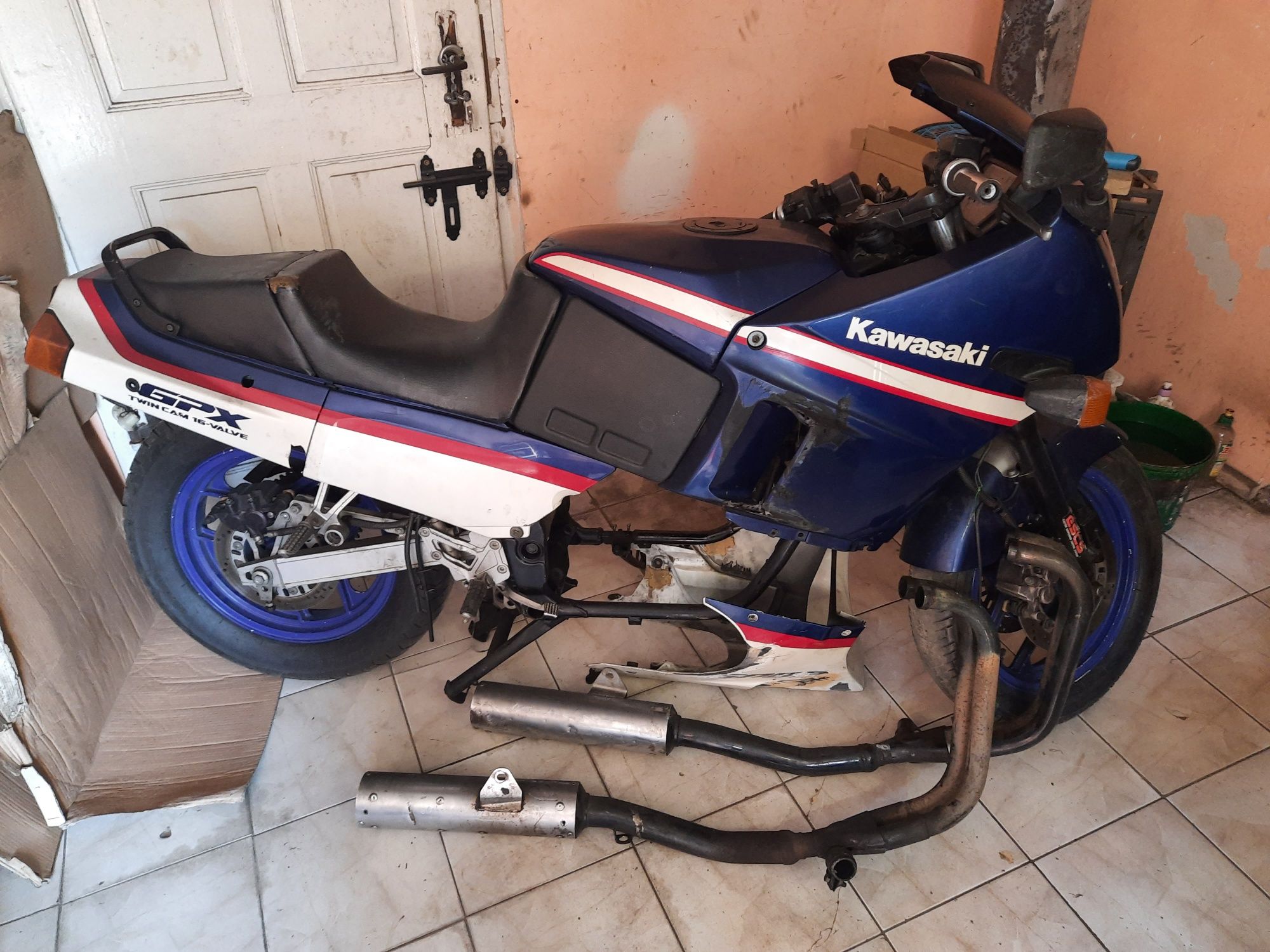 Kawasaki GPX 600 R części gpz 600 moduł bak lagi owiewki stopka wiązka