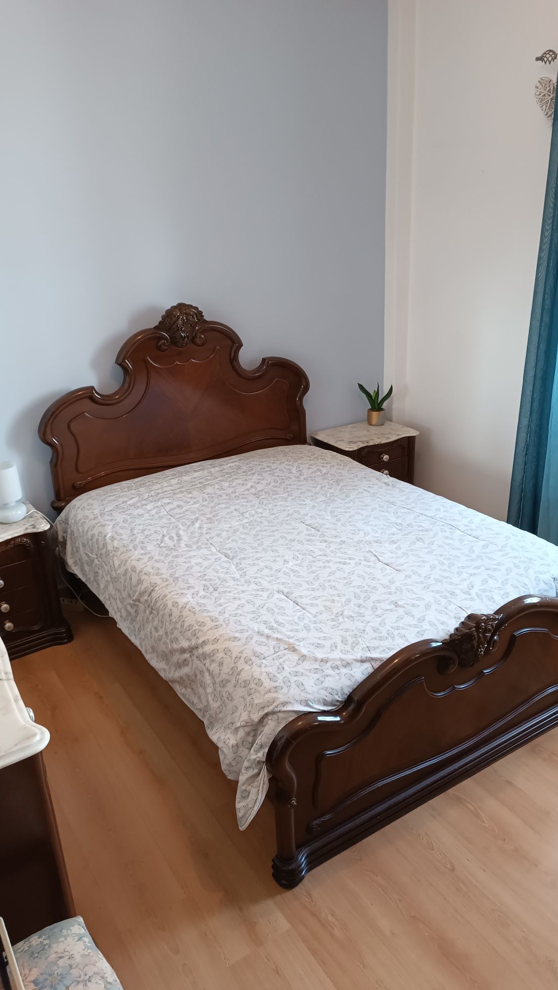 Mobília de Quarto em Madeira Maciça de Mogno (Usada)