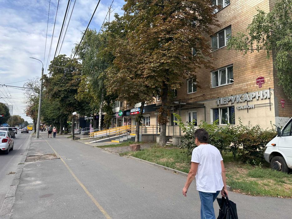 Продаж фасадного приміщення поруч з лікарнею Київська