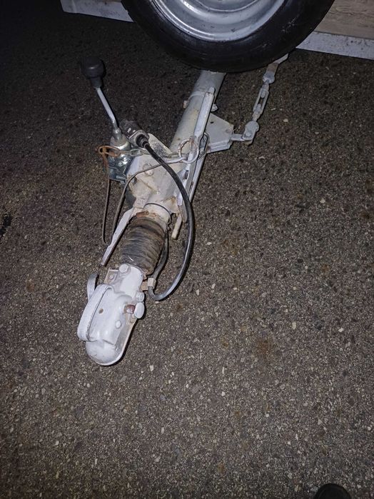 Atrelado  com travão de inércia