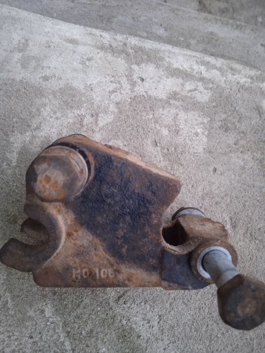 На Сітроен С4Пікассо до цьо кріплення потрібен гак.