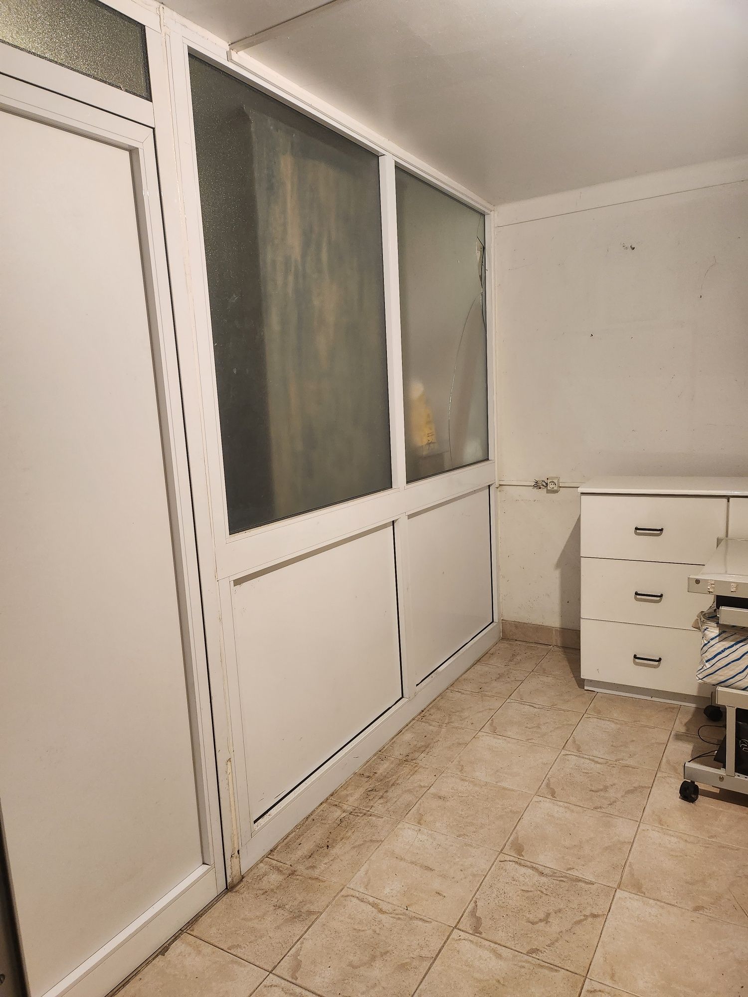 Divisória em Caixilharia de aluminio com porta de 95 x 200