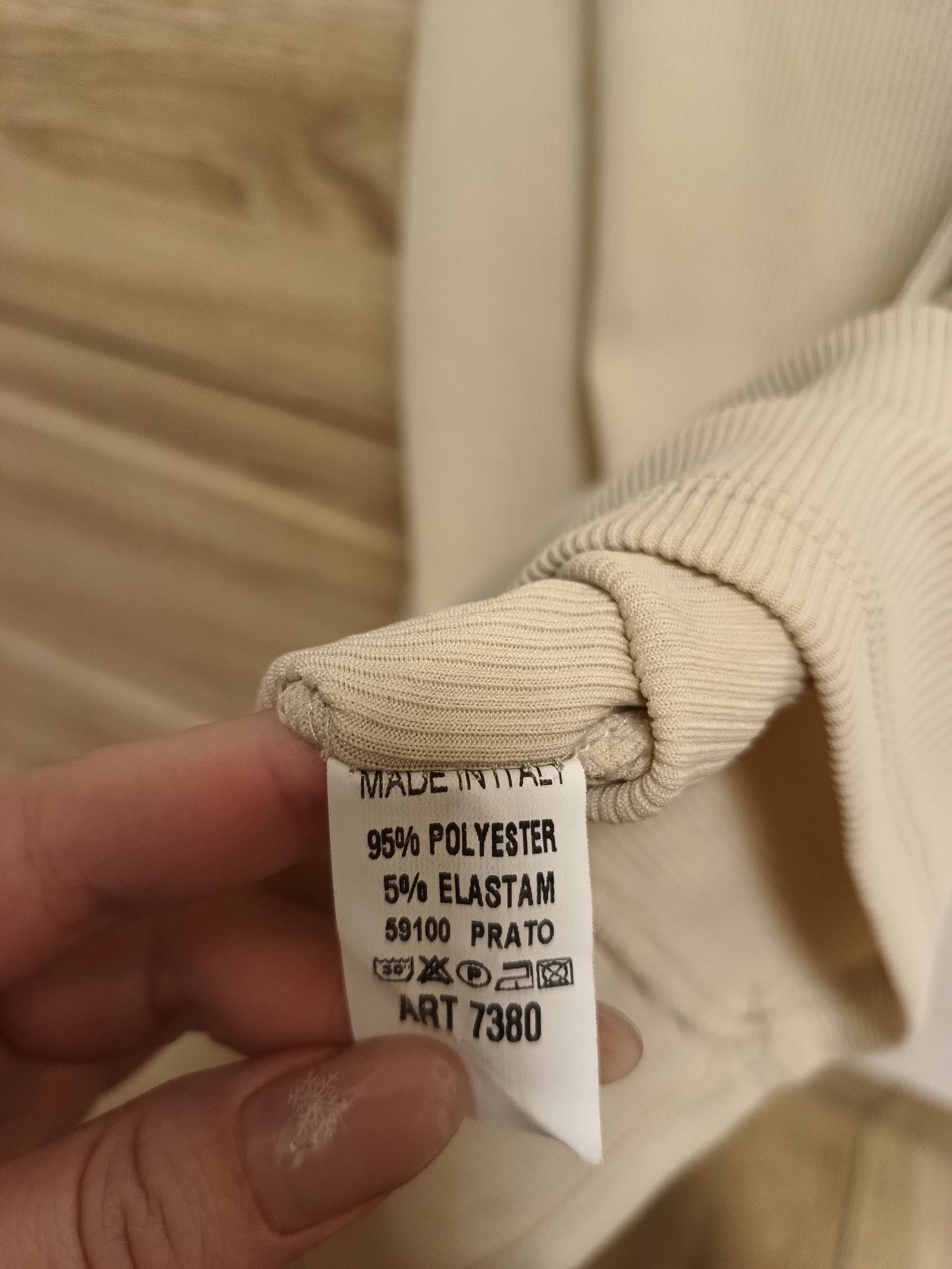 Damska beżowa bluzka koszulka top na złotych ramiączkach prążek