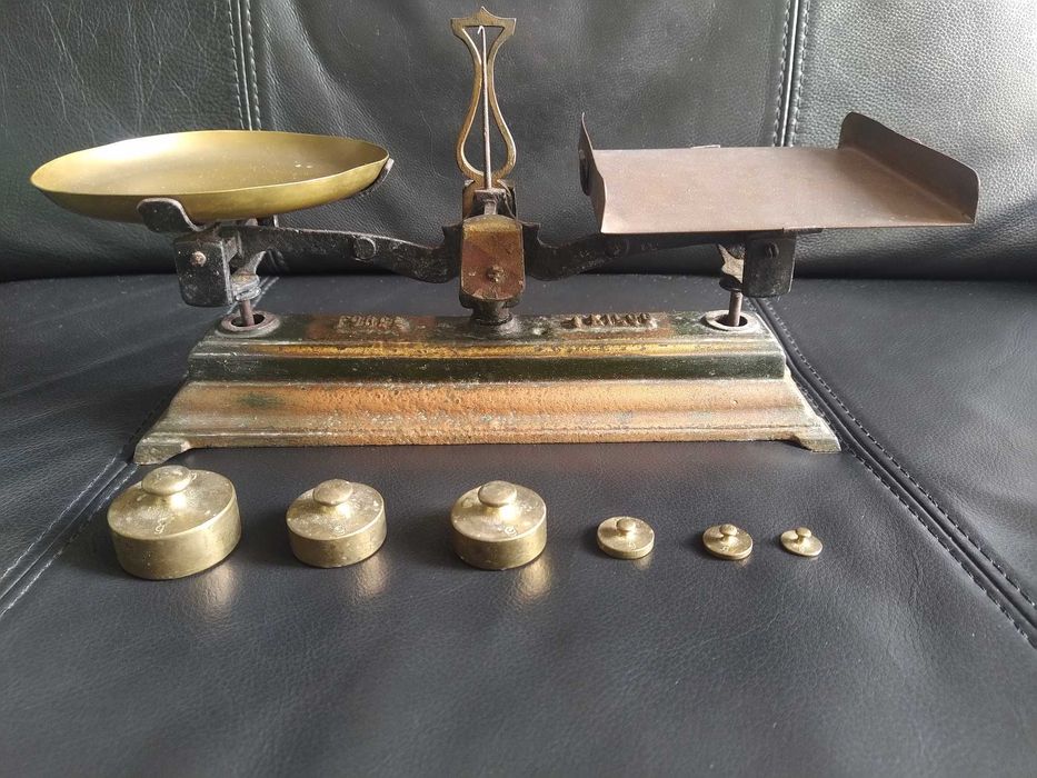 Antiga balança pesa cartas, correios, com respetivos pesos. Século XIX