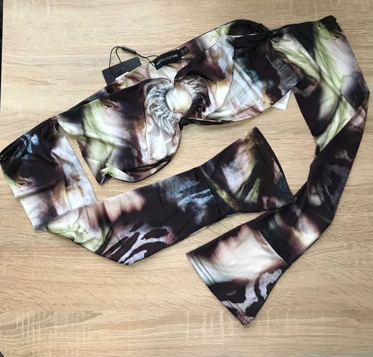 Короткий кроп топ з рукавами prettylittlething