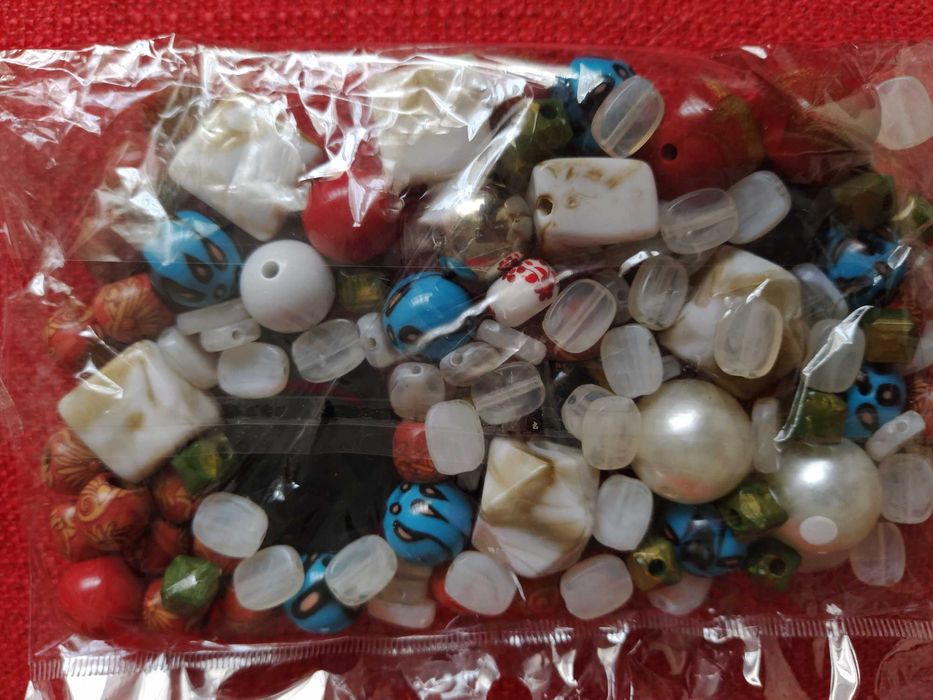 Embalagem com diverso material para atividades criativas