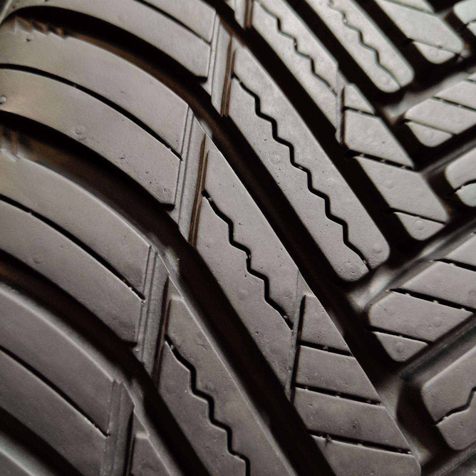 225/45/18 XL Sprzedam parę opon całorocznych Hankook