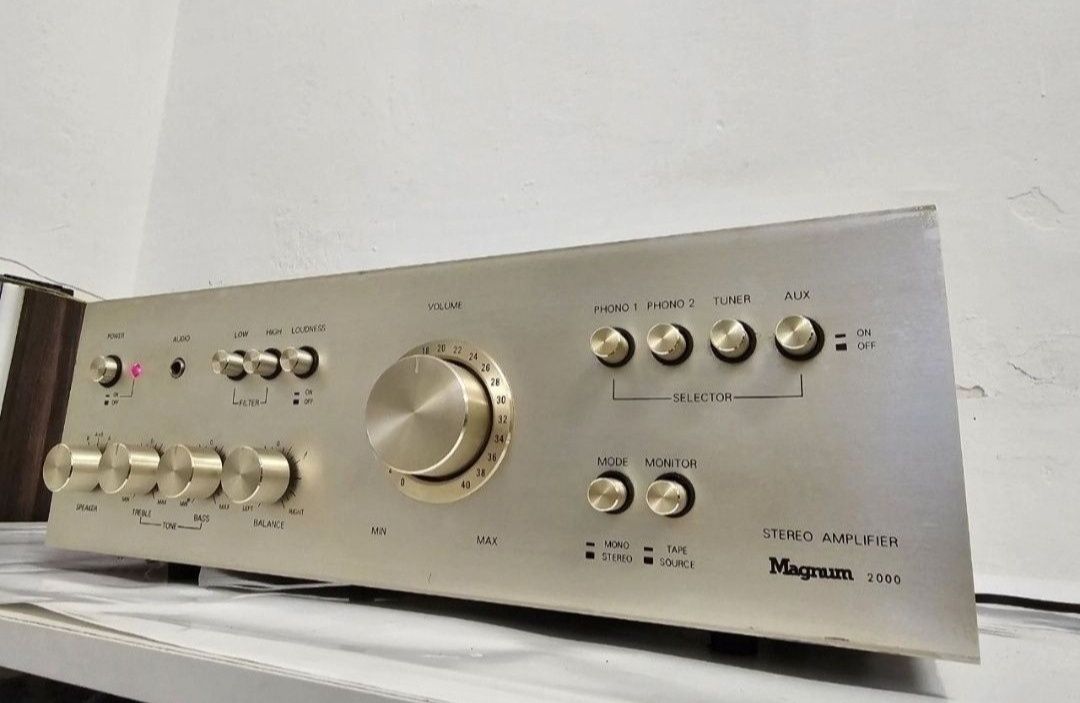 Wzmacniacz stereo Magnum 2000.