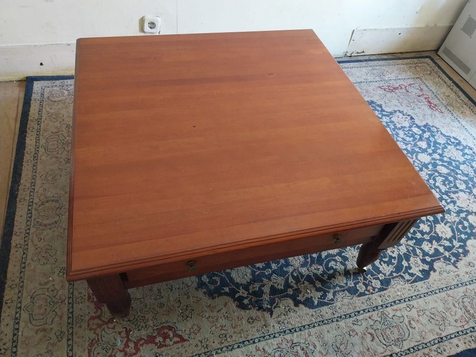 Mesa de centro com gavetao corrido