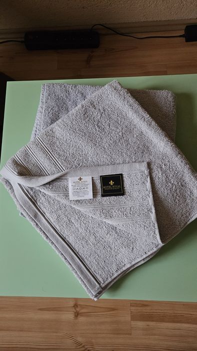 Royal Hotel komplet ręczników 70x140 szare 2 szt + gratis 2 szt ręczni