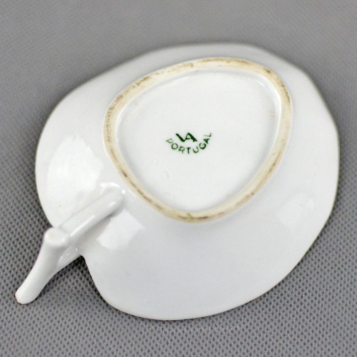 Pequeno prato/covilhete em forma de folha em porcelana da Vista Alegre
