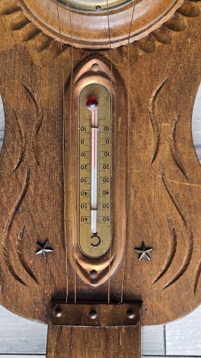 Stary barometr z termometrem