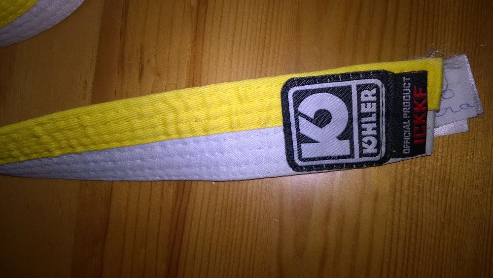 Cinturão branco e amarelo Kohler