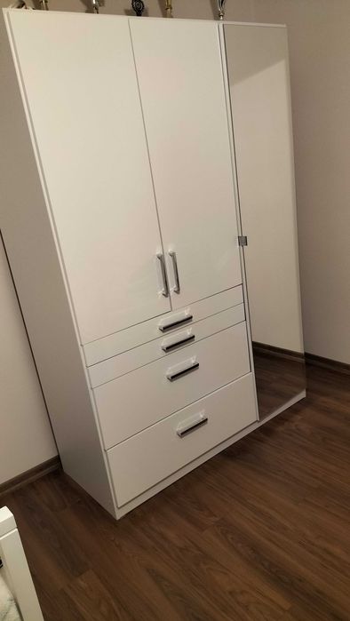 Sprzedam szafę z lustrem